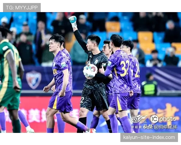 天津津门虎格劳后腰习惯接球位置 但持球推进能力一般